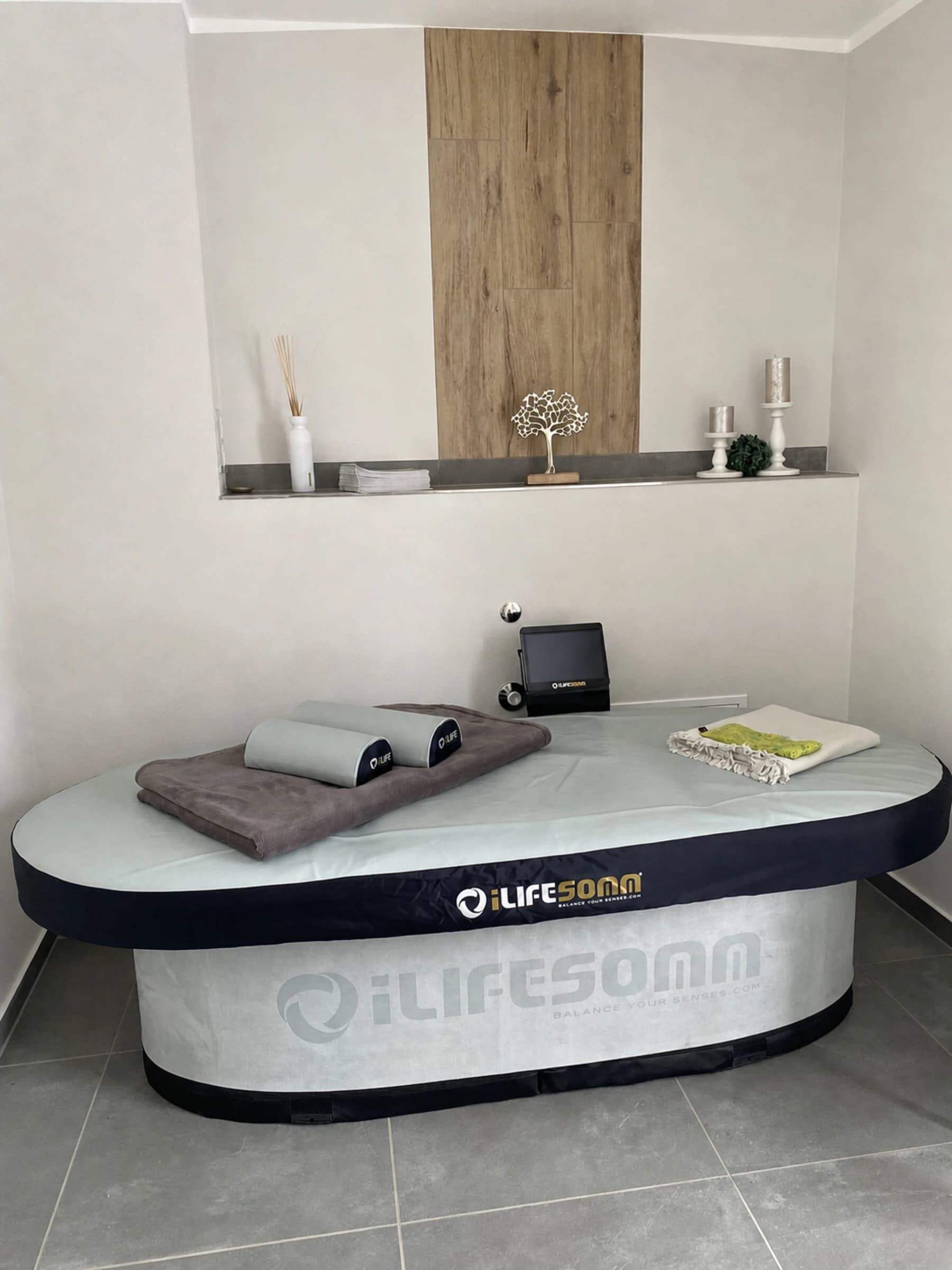 iLifeSOMM-Wellnessliege im Behandlungsraum des Beauty Center Oberlausitz