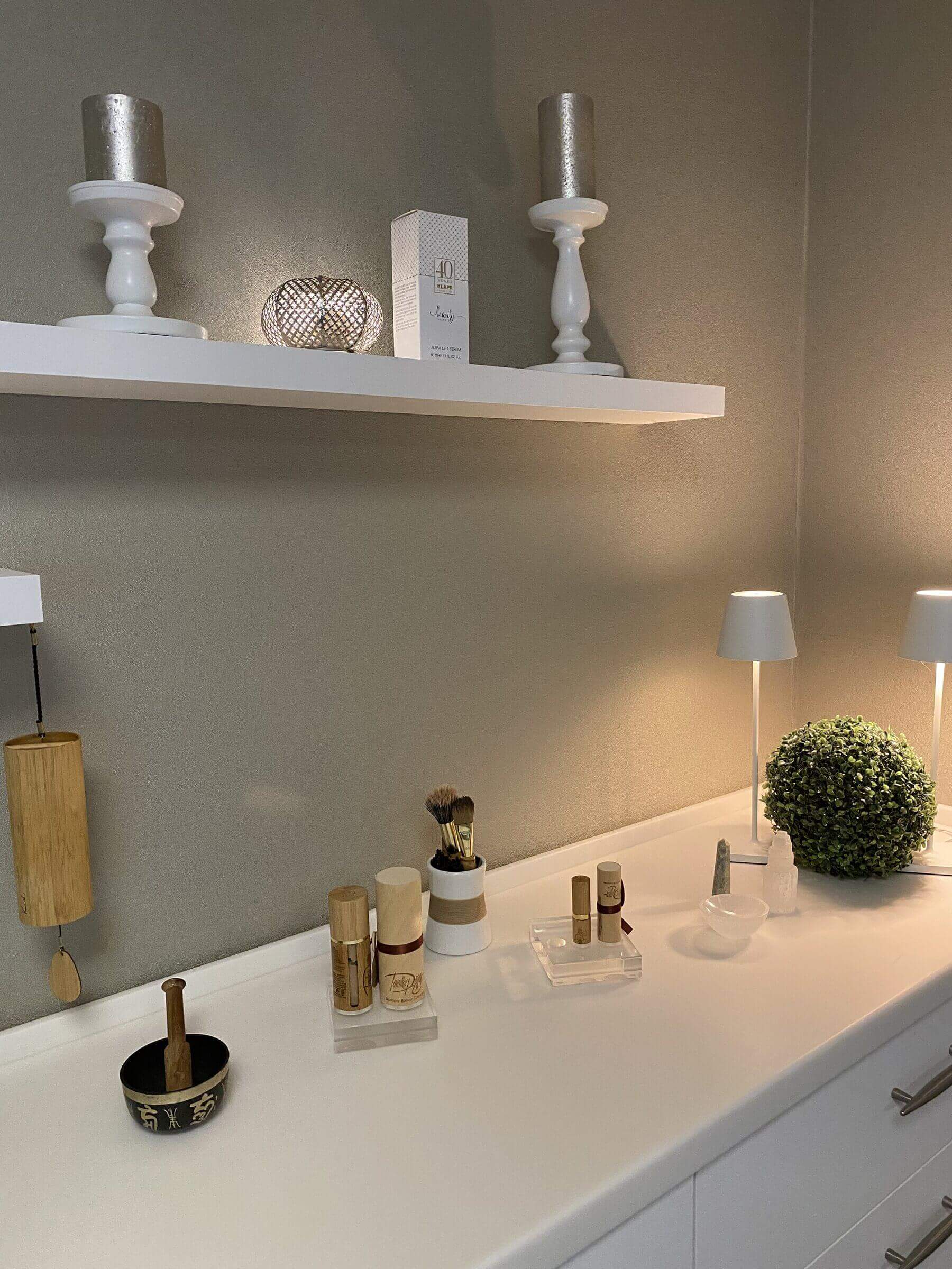 Warme Lichtstimmung mit Kosmetikdetails im Beauty Center Oberlausitz